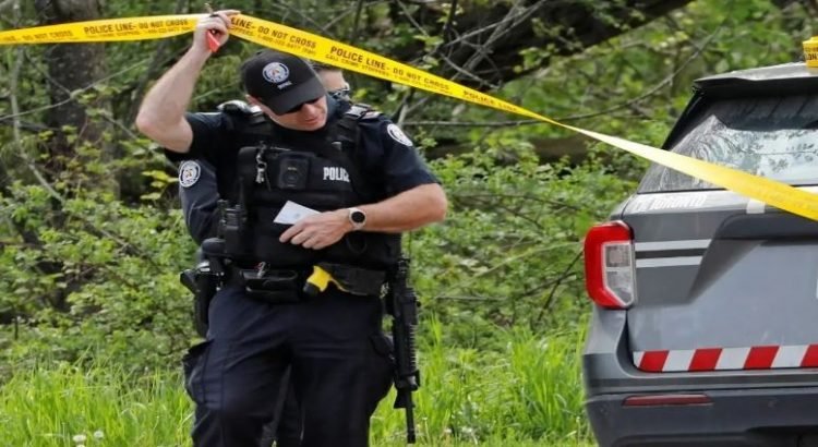 Policía abate a sujeto que portaba un arma cerca de una escuela en Canadá Policía abate a sujeto que portaba un arma cerca de una escuela en Canadá