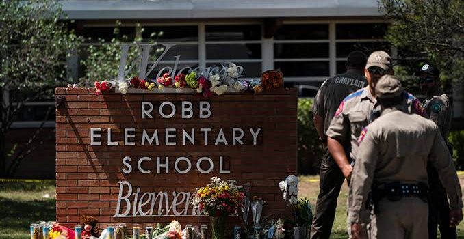 Uvalde rinde homenaje a los fallecidos en la primaria Robb, Biden viajará a Texas