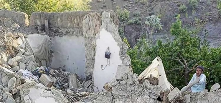 Suman al menos mil muertos por sismo en Afganistán Suman al menos mil muertos por sismo en Afganistán
