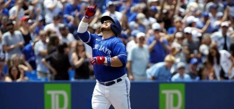 El mexicano Alejandro Kirk pega home run El mexicano Alejandro Kirk pega home run