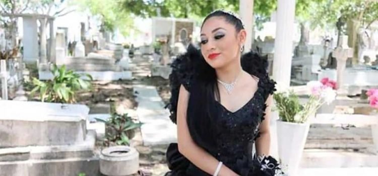 Pidió quinceañera su sesión de fotos… en el panteón Pidió quinceañera su sesión de fotos… en el panteón