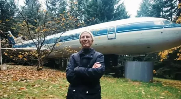 Compró un Boeing 727 … y lo transformó en su casa Compró un Boeing 727 … y lo transformó en su casa