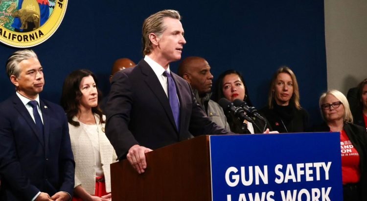 California avanza hacia un impuesto especial sobre armas de fuego y municiones para financiar programas de seguridad