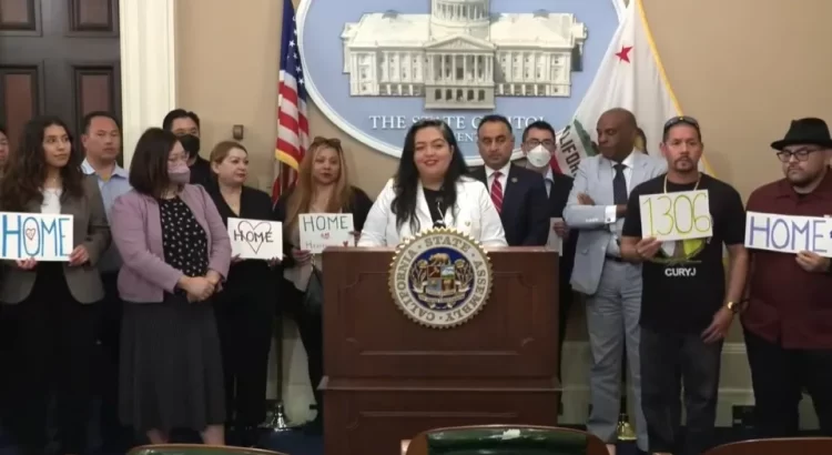 California se acerca a una ley que protege a inmigrantes liberados de la deportación