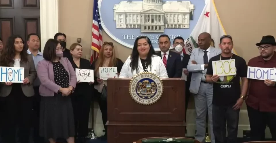 California se acerca a una ley que protege a inmigrantes liberados de la deportación