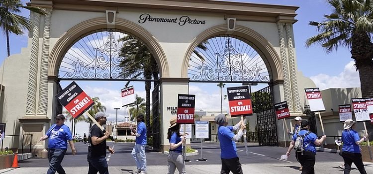 Negociaciones contractuales entre Writers Guild of America y estudios se reanudan tras estancamiento