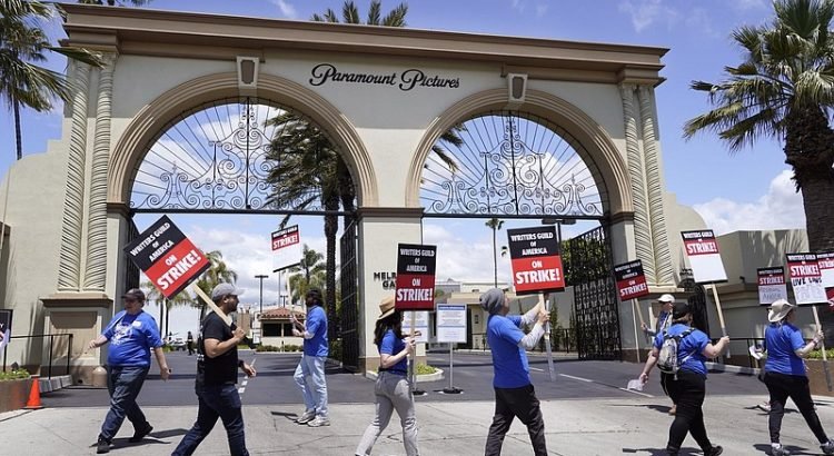 Negociaciones contractuales entre Writers Guild of America y estudios se reanudan tras estancamiento