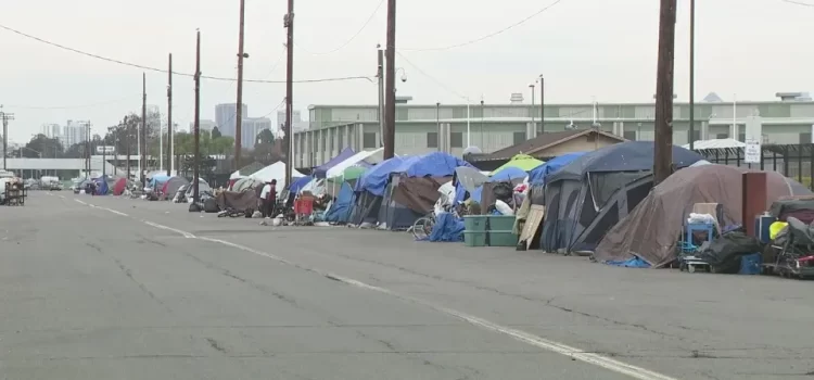 San Diego considera unirse a caso judicial sobre campamentos para personas sin hogar ante la Corte Suprema de EE. UU.