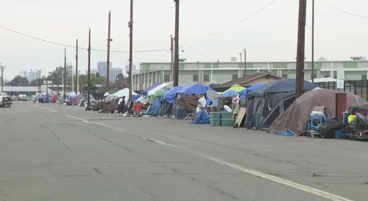 San Diego considera unirse a caso judicial sobre campamentos para personas sin hogar ante la Corte Suprema de EE. UU.