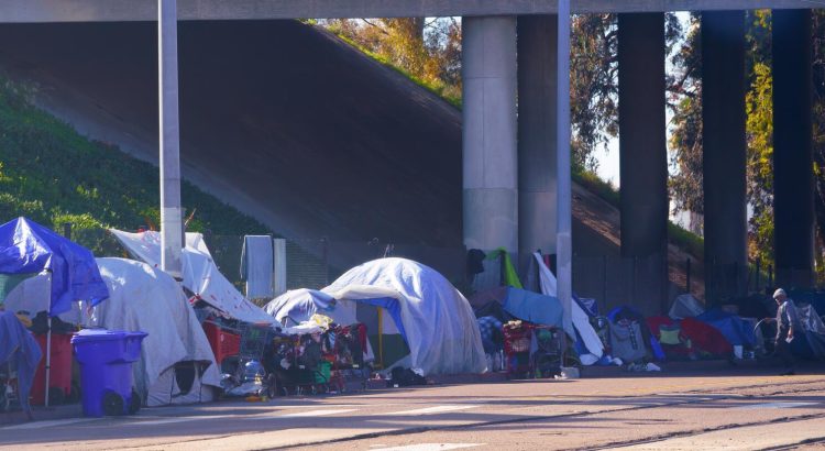 San Diego se une a caso federal sobre regulación de campamentos de personas sin hogar