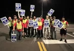 Trabajadores automotrices en huelga amenazan con paro en más plantas si no hay avances