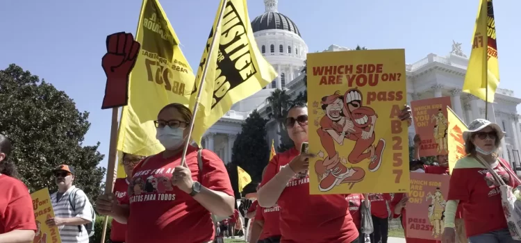 Trabajadores de comida rápida en California recibirán un salario mínimo de $20 por hora a partir de 2024