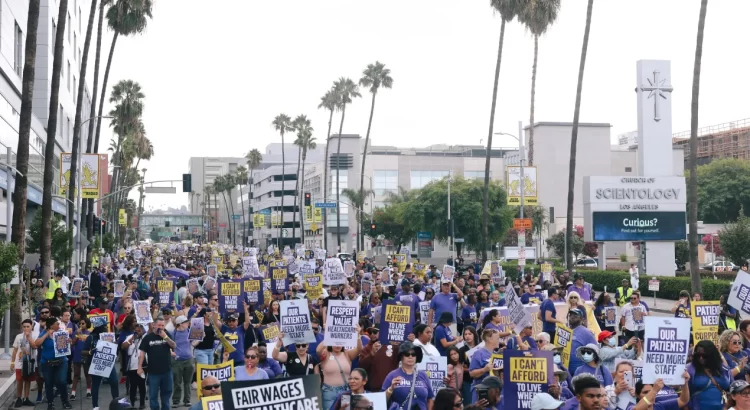 California aumenta el salario mínimo de trabajadores de la salud a $25 por hora