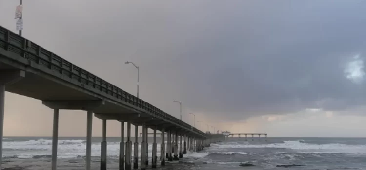 Cierre preventivo del muelle de Ocean Beach en San Diego por fuerte oleaje