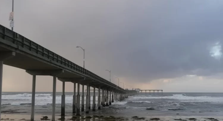 Cierre preventivo del muelle de Ocean Beach en San Diego por fuerte oleaje