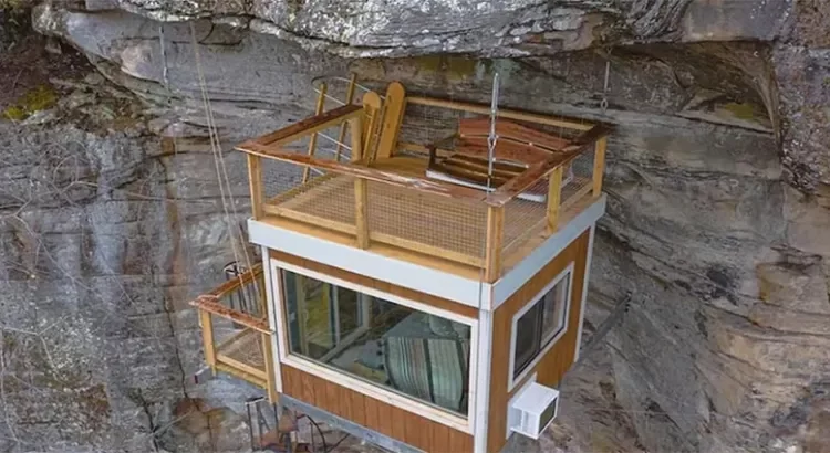 Construye casas en acantilados y las alquila Construye casas en acantilados y las alquila