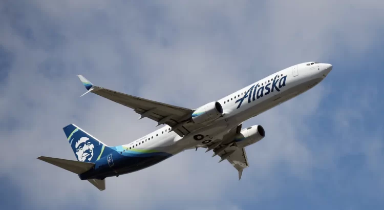 Piloto fuera de servicio acusado de intento de asesinato tras interferir con motores en vuelo de Alaska Airlines