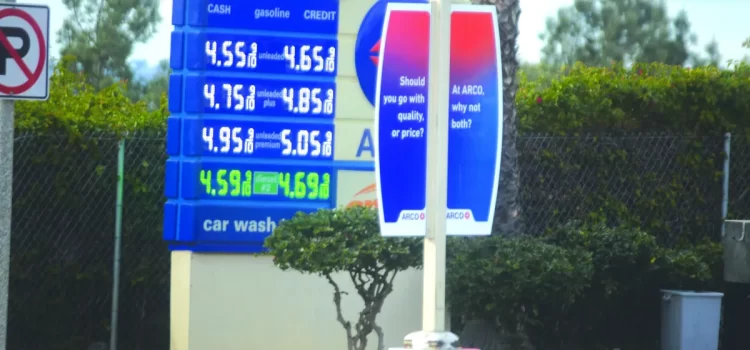 Precios de la gasolina caen ligeramente, pero persisten las disparidades regionales en California