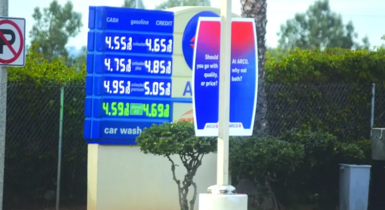 Precios de la gasolina caen ligeramente, pero persisten las disparidades regionales en California