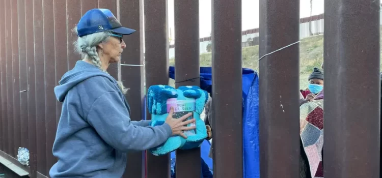 Migrantes en la frontera de San Diego enfrentan intensas condiciones de frío y buscan refugio desesperadamente