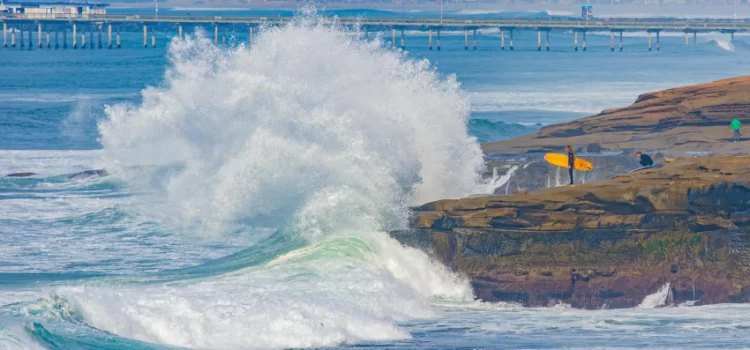 Alerta por oleaje gigante y posibles inundaciones en San Diego