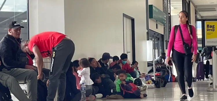 Aumento de migrantes colapsa el Aeropuerto Internacional de San Diego