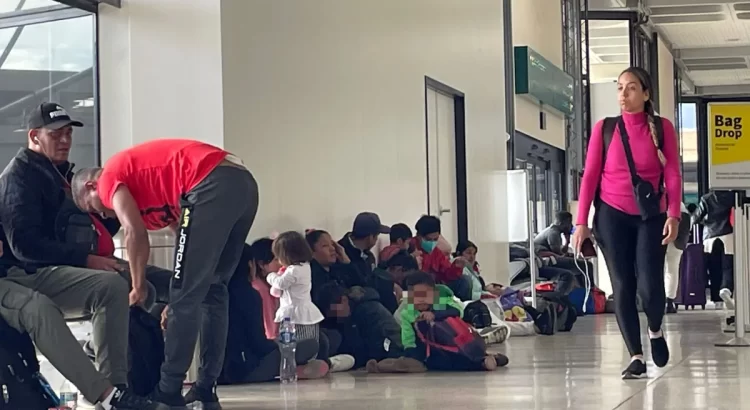 Aumento de migrantes colapsa el Aeropuerto Internacional de San Diego