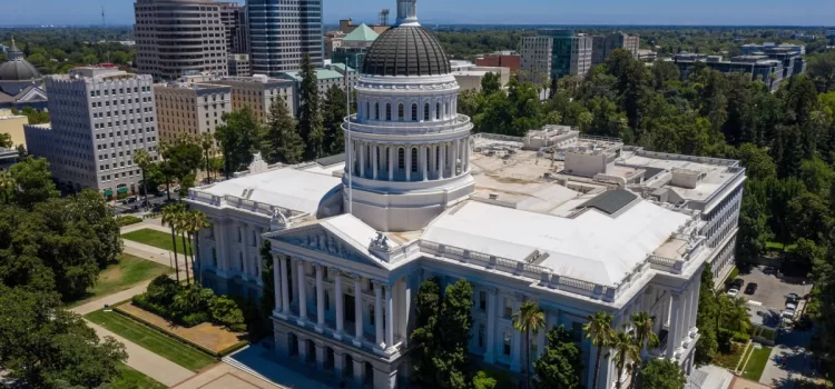 Protesta pro-palestina interrumpe sesión legislativa en California