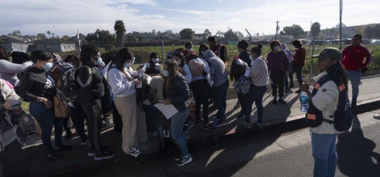 Inmigrantes abandonados en parada de autobús en San Diego debido a falta de fondos