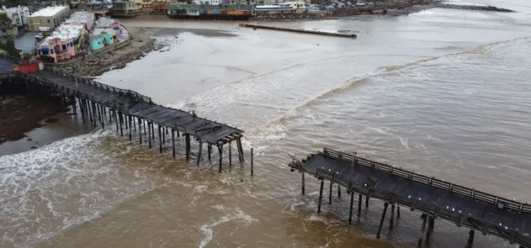 Tormentas y oleadas amenazan icónicos muelles de California