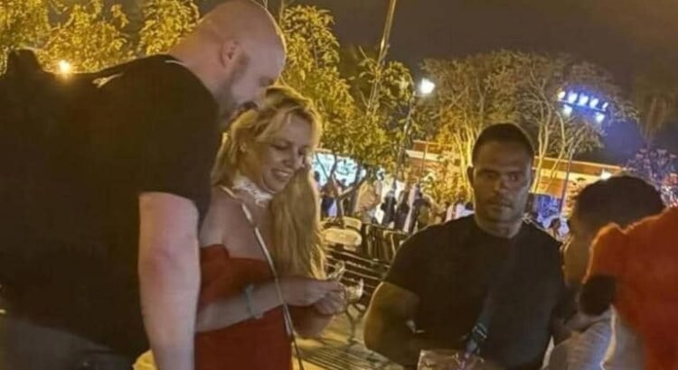Captan a Britney Spears paseando por las calles de San José del Cabo