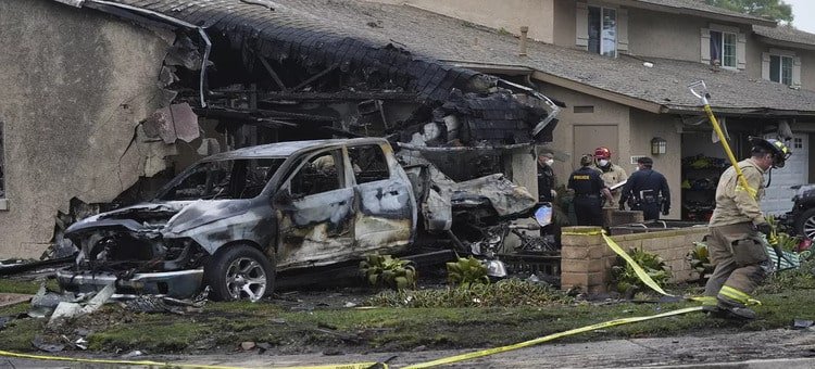 Jet privado se estrella en un barrio de San Diego dejando casas y carros incendiados Jet privado se estrella en un barrio de San Diego dejando casas y carros incendiados