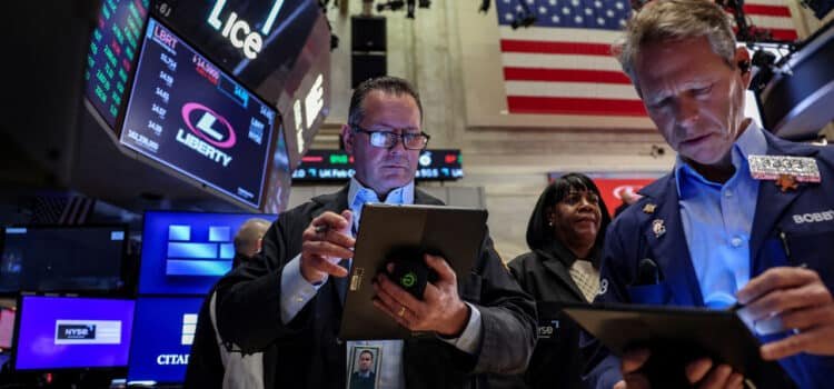 Wall Street cae tras la amenaza de Trump de subir aranceles al acero