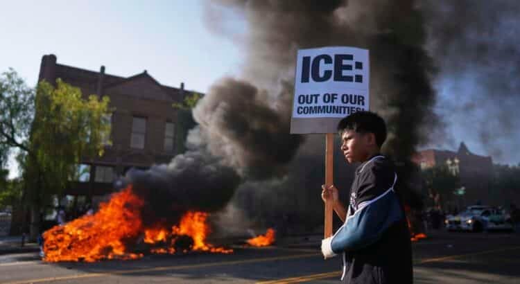 Critican a funcionaria de California por parecer pedir a pandillas intervenir en redadas migratorias