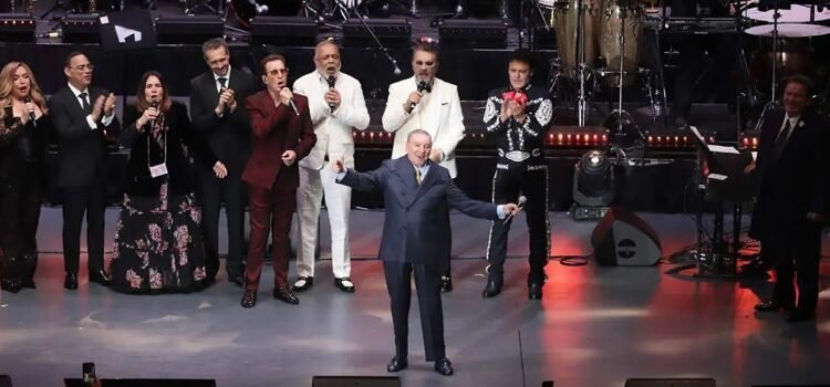 Marco Antonio Muñiz recibe homenaje por sus 70 años de carrera Marco Antonio Muñiz recibe homenaje por sus 70 años de carrera