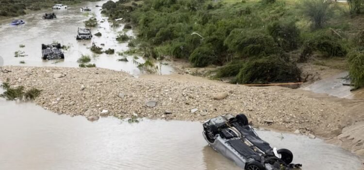 8 muertos y 6 desaparecidos tras las inundaciones en San Antonio 8 muertos y 6 desaparecidos tras las inundaciones en San Antonio