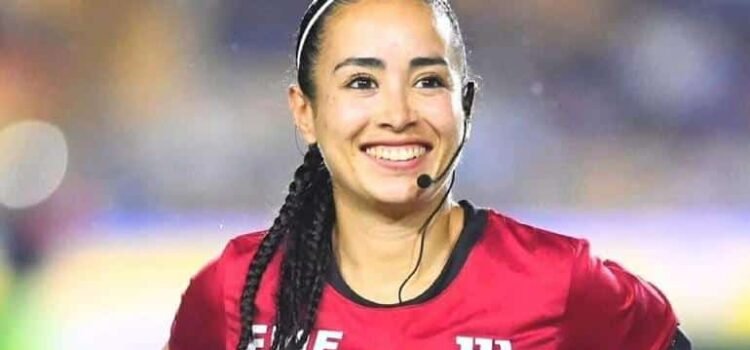 Katia Itzel hace historia en Copa Oro como árbitra central Katia Itzel hace historia en Copa Oro como árbitra central