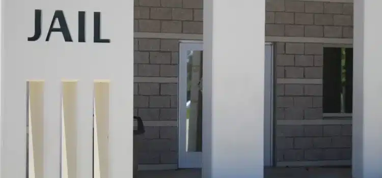 Un oficial veterano de San Diego muere en el estacionamiento de la cárcel de RivCo; ahora su familia quiere respuestas.