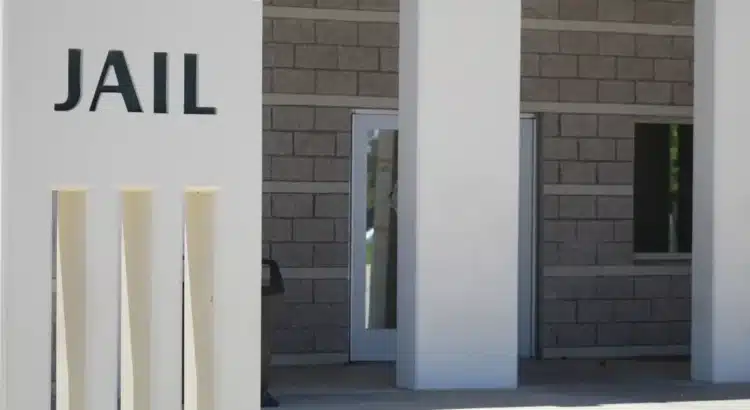 Un oficial veterano de San Diego muere en el estacionamiento de la cárcel de RivCo; ahora su familia quiere respuestas.
