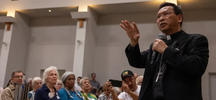 Líderes religiosos lanzan iniciativa para acompañar a inmigrantes a tribunales en medio de la represión de Trump