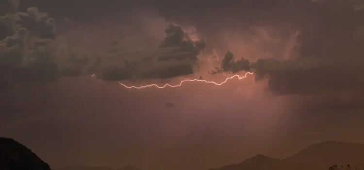 Más de 5.000 rayos atravesaron los cielos del condado de San Diego
