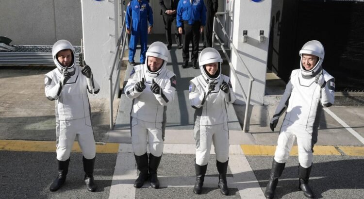 SpaceX lleva a cuatro astronautas a la Estación Espacial Internacional en apenas 15 horas