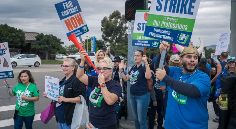 Trabajadores del Kaiser de San Diego hacen huelga por salario justo y beneficios