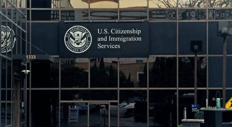 Agentes de ICE arrestan a solicitantes de tarjeta verde en San Diego Agentes de ICE arrestan a solicitantes de tarjeta verde en San Diego