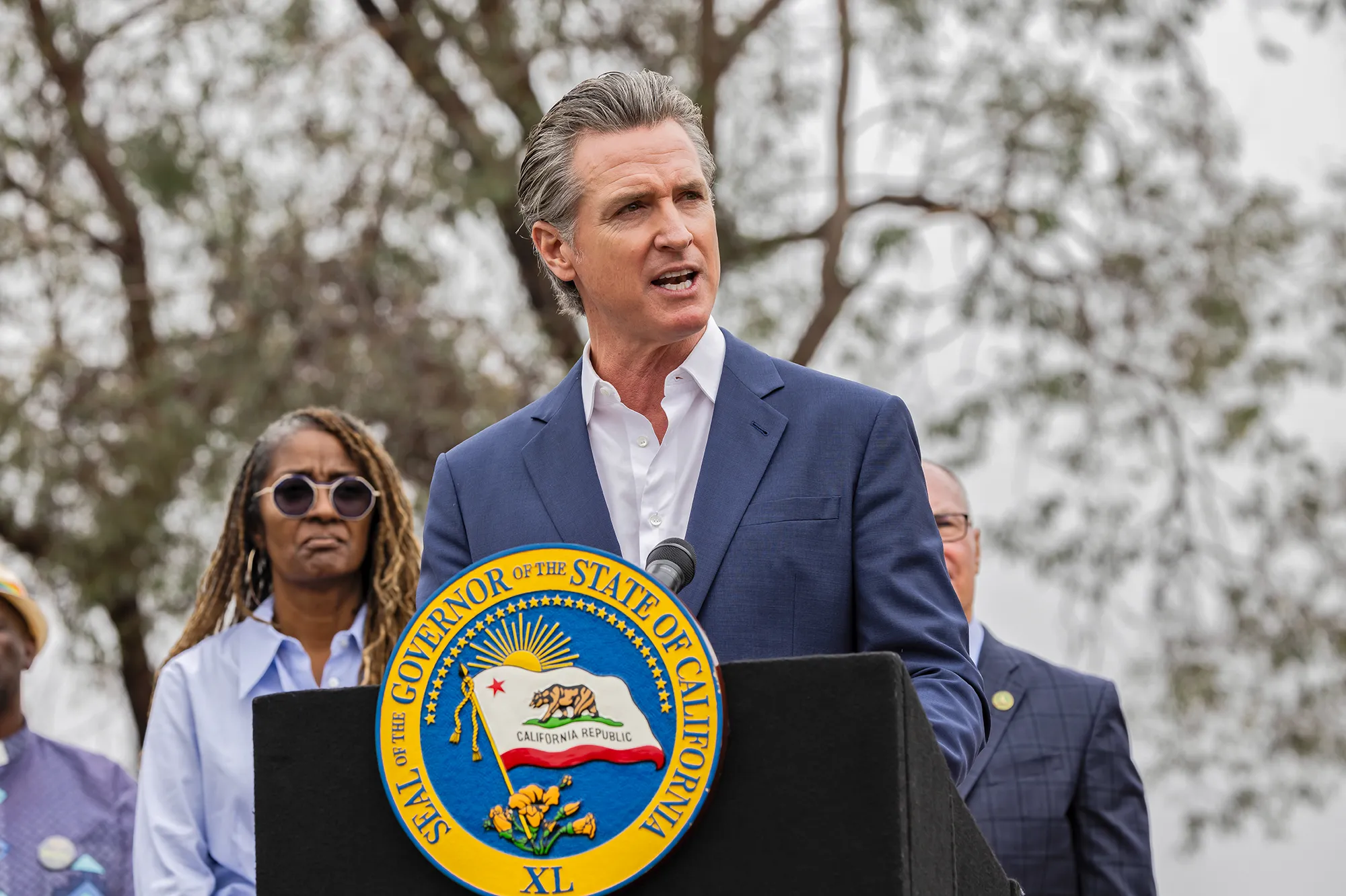 Newsom y los principales demócratas de California se mueven entre bastidores en la contienda por la gobernación.