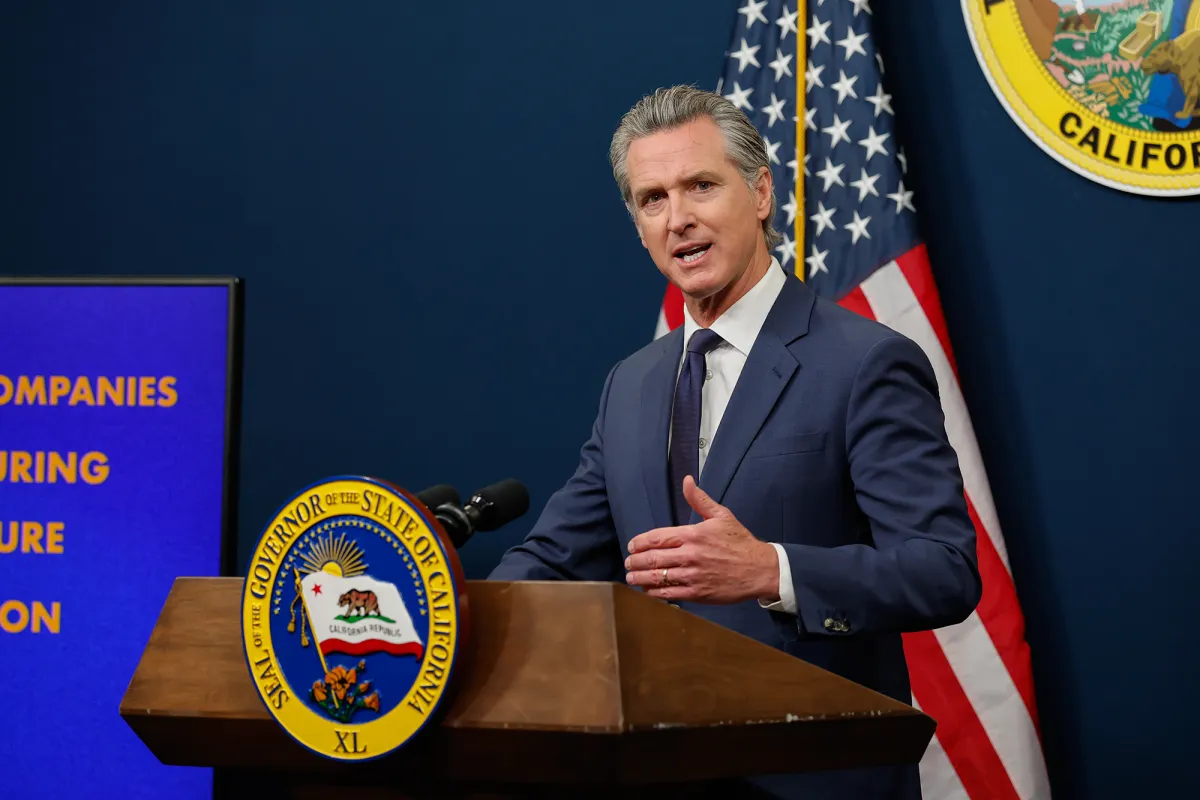 Las escuelas de California se enfrentan a Newsom por la retención de 3.900 millones de dólares en fondos.