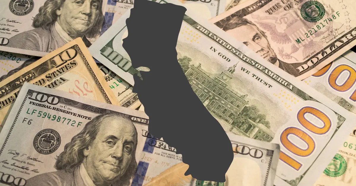 El gobernador Newsom anuncia que California aumentará el salario mínimo estatal.