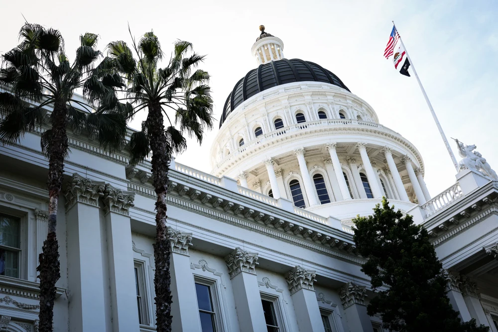 Los demócratas de California aprueban más de 20 proyectos de ley para limitar la IA y las redes sociales.